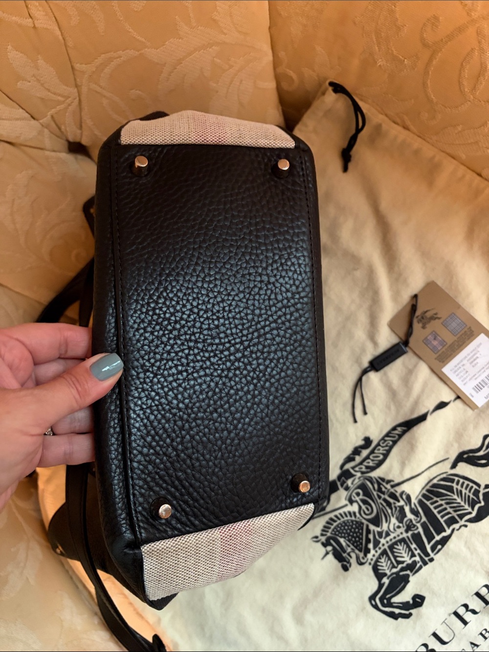 Burberry Maidstone small  Leather Tote Handbag. - Picture 5 of 6